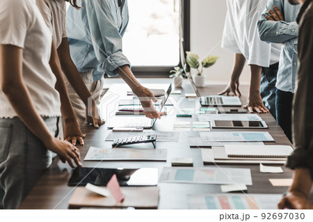 会議をするビジネスパーソン 92697030