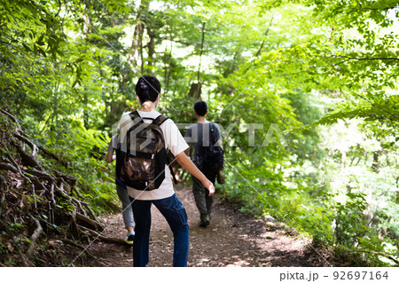 ハイキングを楽しむ家族 92697164