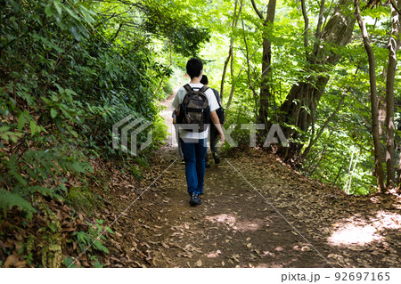 ハイキングを楽しむ家族 ハイキングを楽しむ家族 92697165