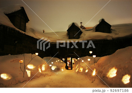 レストランに続く雪の小径、ロウソクの灯で導かれ幻想的な小樽の雪祭りの夜を二人で レストランに続く雪の小径、ロウソクの灯で導かれ幻想的な小樽の雪祭りの夜を二人で 92697186