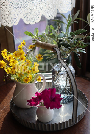 出窓に庭の花を飾る 92697199