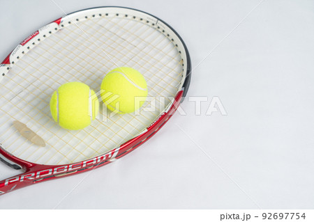 テニスボールとラケット 92697754