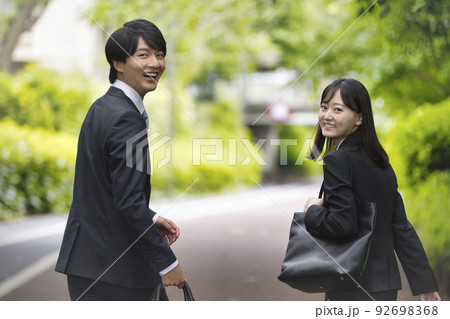 リクルートスーツの若い男女の後ろ姿 92698368