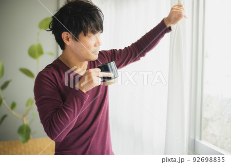 窓辺の男性 窓辺の男性 92698835