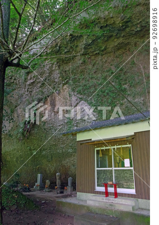 福岡県築上町にある小原岩陰遺跡光雲寺お堂 福岡県築上町にある小原岩陰遺跡光雲寺お堂 92698916