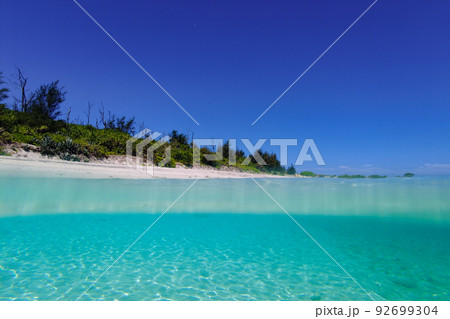 沖縄　水納島のビーチ 92699304