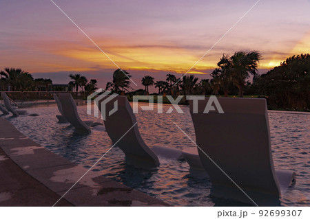 ヒルトン沖縄瀬底リゾートのプールと夕焼け ヒルトン沖縄瀬底リゾートのプールと夕焼け 92699307