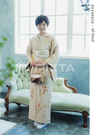 ベージュの訪問着の女性 ベージュの訪問着の女性 92699348