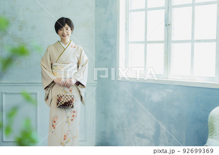 ベージュの訪問着の女性 92699369