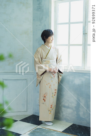 ベージュの訪問着の女性 92699371
