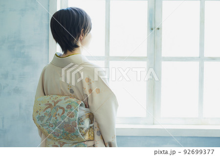 ベージュの訪問着の女性 ベージュの訪問着の女性 92699377