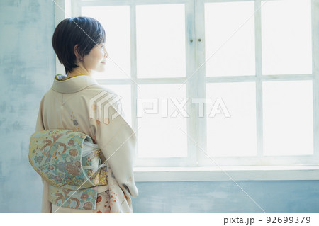 ベージュの訪問着の女性 92699379