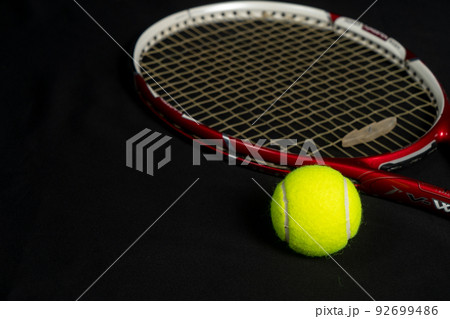 テニスボールとラケット 92699486