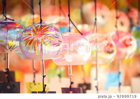 色とりどりの風鈴 92699719