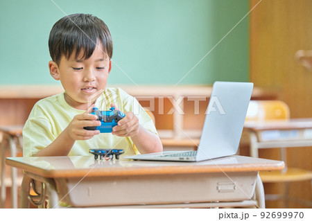 教室でドローンを操作する小学生の男の子 教室でドローンを操作する小学生の男の子 92699970