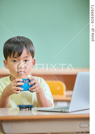 教室でドローンを操作する小学生の男の子 教室でドローンを操作する小学生の男の子 92699971