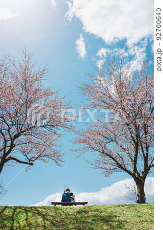 母と子と青空 92700640