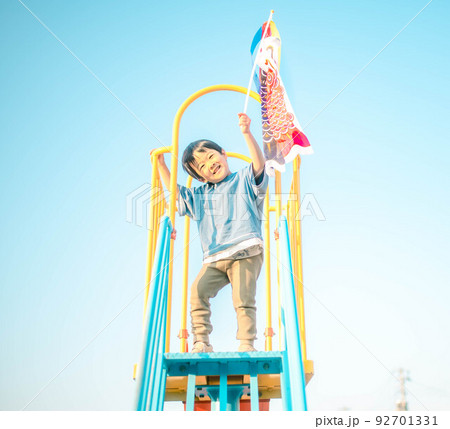 鯉のぼりをもってはしゃぐ子ども 92701331