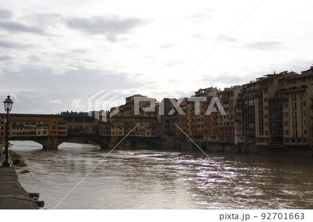 イタリア フィレンツェのポンテ・ヴェッキオ イタリア フィレンツェのポンテ・ヴェッキオ 92701663