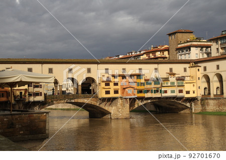 イタリア　フィレンツェのポンテ・ヴェッキオ 92701670