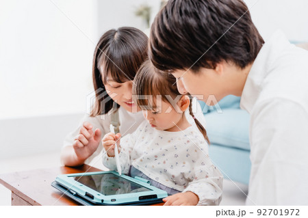 タブレット学習をする親子 92701972