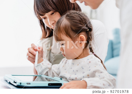 タブレット学習をする親子 92701978