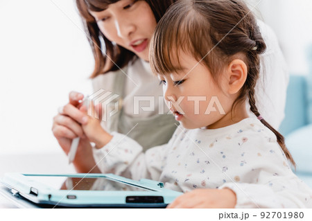 タブレット学習をする親子 92701980