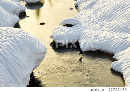 破間川と雪景色（新潟県） 92702170