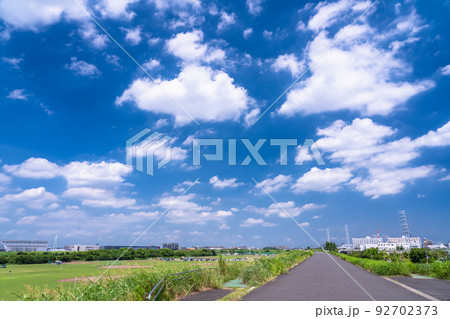 《東京都》青い空と白い雲・夏空の荒川河川敷 92702373