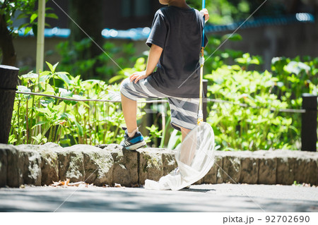 公園で虫取りをする子供 92702690