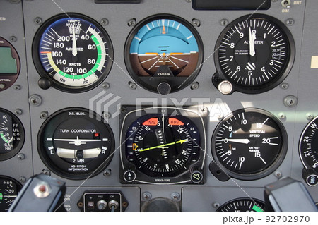 飛行機のコクピット 92702970
