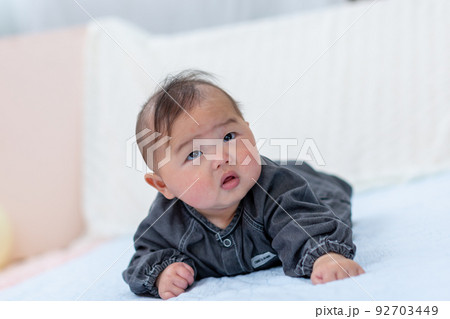 はいはいをする乳児 あかちゃん はいはいをする乳児 あかちゃん 92703449