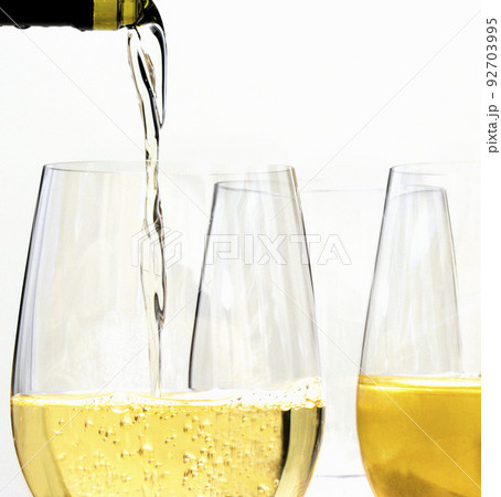 Pouring champagne, many bubbles 92703995