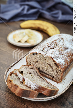 Freshly baked banana bread 92704536