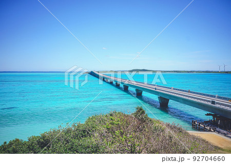 沖縄県の離島宮古島の観光スポット 池間島から青い海と池間大橋を見下ろす絶景 沖縄県の離島宮古島の観光スポット 池間島から青い海と池間大橋を見下ろす絶景 92704660