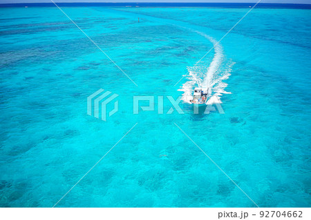 沖縄県の離島宮古島の観光スポット 池間大橋からの青い海を見下ろす絶景 92704662