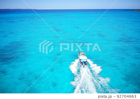 沖縄県の離島宮古島の観光スポット 池間大橋からの青い海を見下ろす絶景 沖縄県の離島宮古島の観光スポット 池間大橋からの青い海を見下ろす絶景 92704663