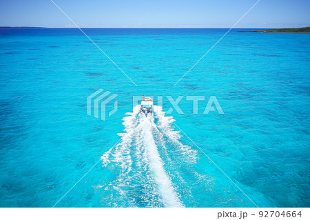 沖縄県の離島宮古島の観光スポット 池間大橋からの青い海を見下ろす絶景 92704664