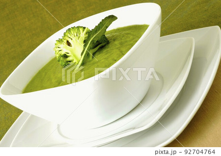 Bowl of cream with broccoli soup 92704764