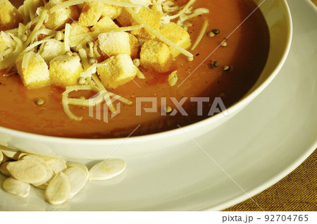 Tomato and basil soup 92704765