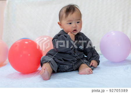 お座りをする乳児 あかちゃん お座りをする乳児 あかちゃん 92705389