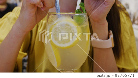 Woman drink her lemon soda in coffee shop 92705771