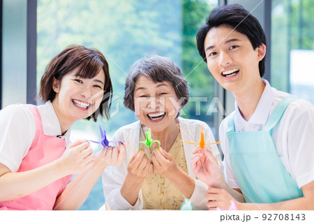 折り紙を折るシニア女性と介護士　撮影協力「LINK FOREST」 92708143