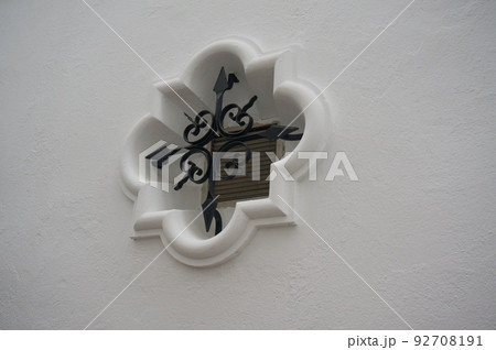 ヨーロッパの家の小窓 92708191