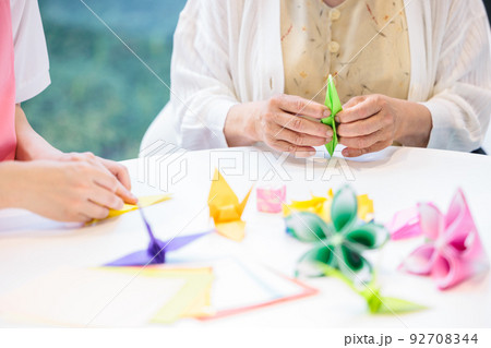 折り紙を折るシニア女性と介護士　撮影協力「LINK FOREST」 92708344