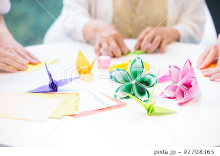 折り紙を折るシニア女性と介護士　撮影協力「LINK FOREST」 92708365