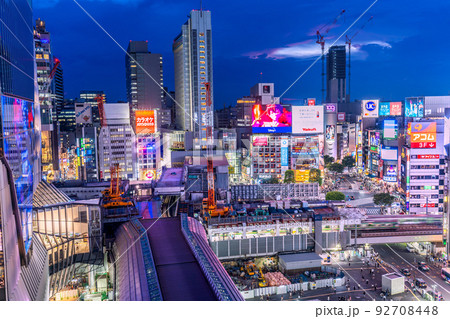 日本の東京都市景観 迷宮都市渋谷で進む東急東横店解体工事。旧銀座線渋谷駅ホームの姿も 92708448