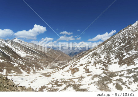 インド・ラダック地方 カルドゥン峠からの眺望 / Khardung La Pass 92710335