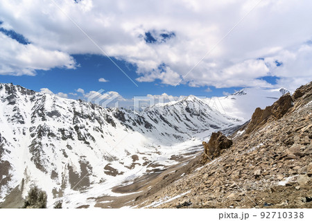 インド・ラダック地方 カルドゥン峠からの眺望 / Khardung La Pass 92710338