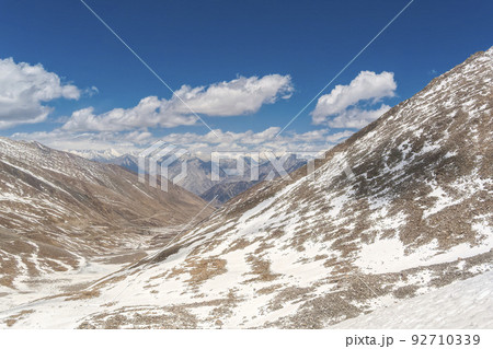 インド・ラダック地方 カルドゥン峠からの眺望 / Khardung La Pass 92710339